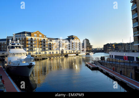 Soleil sur Limehouse Basin dans East London Banque D'Images