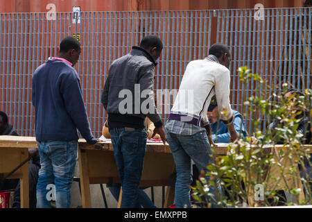 Catane, Italie. Apr 23, 2015. Arrivé dans le port de Catane en patrouille Denaro transportant 220 migrants Garde des finances dont 5 femmes. Les immigrants ont été sauvés, hier, une quarantaine de kilomètres au nord de la Libye ; voyageant sur deux radeaux de temps pas plus de 14 mètres. Credit : Wead/Alamy Live News Banque D'Images