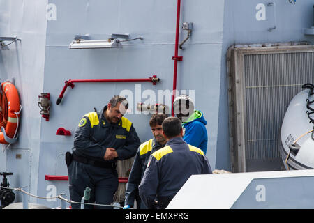 Catane, Italie. Apr 23, 2015. Arrivé dans le port de Catane en patrouille Denaro transportant 220 migrants Garde des finances dont 5 femmes. Les immigrants ont été sauvés, hier, une quarantaine de kilomètres au nord de la Libye ; voyageant sur deux radeaux de temps pas plus de 14 mètres. Credit : Wead/Alamy Live News Banque D'Images