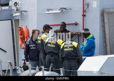 Catane, Italie. Apr 23, 2015. Arrivé dans le port de Catane en patrouille Denaro transportant 220 migrants Garde des finances dont 5 femmes. Les immigrants ont été sauvés, hier, une quarantaine de kilomètres au nord de la Libye ; voyageant sur deux radeaux de temps pas plus de 14 mètres. Credit : Wead/Alamy Live News Banque D'Images