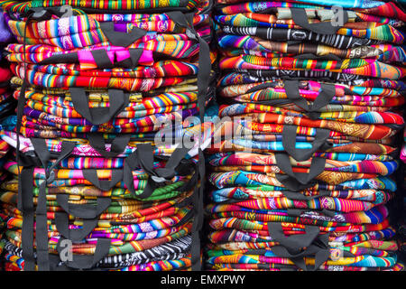 Tissus de couleurs vives sur l'affichage pour la vente au marché d'Otavalo, Équateur Banque D'Images