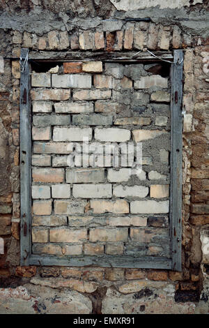 Vieux grungy mur avec fenêtre barricadèrent Banque D'Images