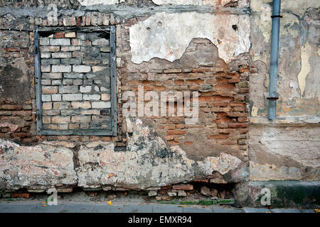 Vieux grungy mur avec fenêtre barricadèrent Banque D'Images