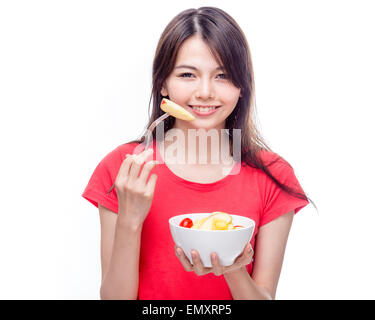 Jeune femme chinoise holding bol de fruits avec apple sur fourche Banque D'Images