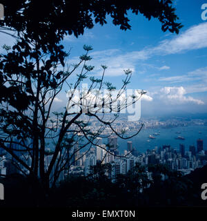 Blick auf Hongkong durch die Bäume des parcs, les années 1980 Anfang er Jahre. Vue de la ville de Hong Kong à travers les arbres du parc, Banque D'Images