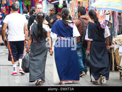 Consommateurs à la recherche de produits sur l'affichage pour la vente au marché d'Otavalo, Équateur Banque D'Images