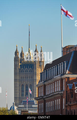 Westminster, London, UK. 23 avril 2015. St George's drapeaux flottants à Westminster sur une soirée ensoleillée. Crédit : Matthieu Chattle/Alamy Live News Banque D'Images