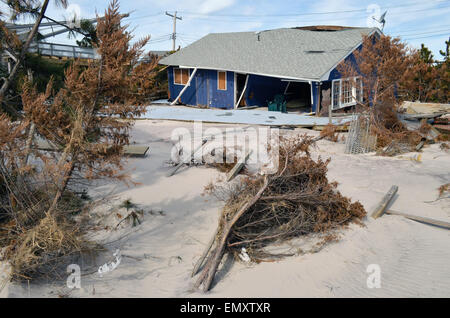 Un front de mer accueil renversé de la fondation et détruit par l'Ouragan Sandy, le 22 février 2013 le Fire Island, New York. Banque D'Images