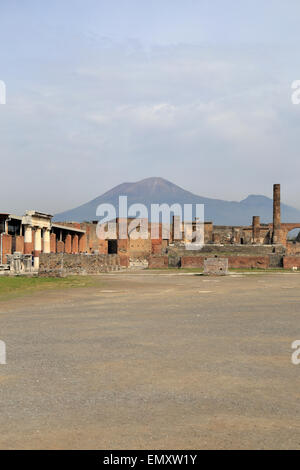 Forum et Temple de Jupiter avec le Vésuve en distance, Pompéi, Italie. Banque D'Images