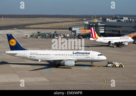 Lufthansa et Germanwings, avions de ligne, l'aéroport international de Düsseldorf en Allemagne. Banque D'Images