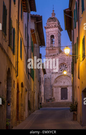 L'Église Collegiata sur Twilght, San Quirico d'Orcia, Toscane, Italie Banque D'Images