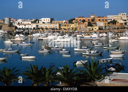 New Harbour, l'île de Lampedusa, en Sicile, Italie, Europe, Mer Méditerranée Banque D'Images