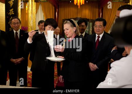 La secrétaire d'Etat américaine, Hillary Rodham Clinton, montres une présentation de nouilles chinoises de décisions, tout en assistant à un dîner offert par le président chinois Hu Jintao, droit, à la Diaoyutai State Guest House, 16 novembre 2009 à Beijing, Chine. Banque D'Images