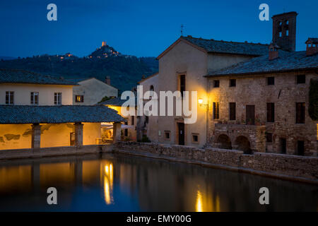 Thermal spa à Bagno Vignoni - assisté par les Papes, les Saints et les dignitaires depuis cité médiévale fois, avec tour de Radicofani au-delà, Banque D'Images