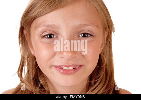 Gros plan d'une photo du visage d'une fillette de huit ans, smiling, isolée pour fond blanc. Banque D'Images