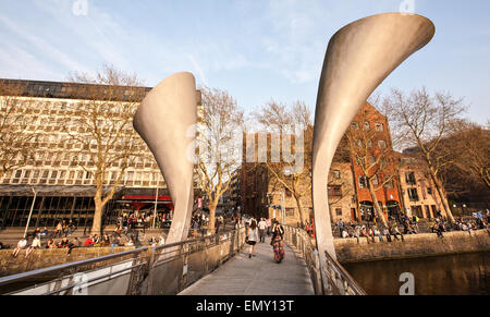 Au coucher du soleil. Détail de Pero's Bridge. Le nom d'un esclave, ce pont basculant pour piétons s'étend sur St Augustine's Reach à Bristol Banque D'Images