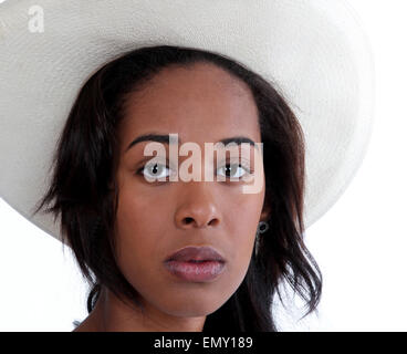 De graves à la African American Woman wearing cowboy hat un livre blanc. Banque D'Images