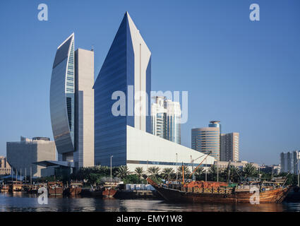 Dubai Creek ; Banque Nationale de Dubaï et les bâtiments de la Chambre de Commerce Banque D'Images