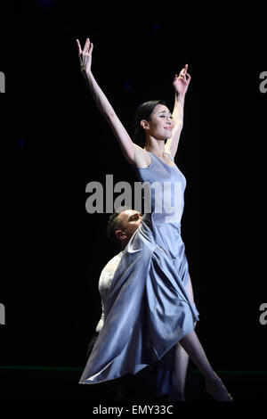 Beijing, Chine. Apr 23, 2015. Danseurs effectuer au cours de la cérémonie de clôture le cinquième Festival International du Film de Beijing (BJIFF) à Beijing, capitale de Chine, le 23 avril 2015. Credit : Luo Xiaoguang/Xinhua/Alamy Live News Banque D'Images