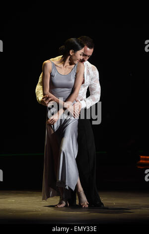 Beijing, Chine. Apr 23, 2015. Danseurs effectuer au cours de la cérémonie de clôture du 5e Festival International du Film de Beijing (BJIFF) à Beijing, capitale de Chine, le 23 avril 2015. Credit : Luo Xiaoguang/Xinhua/Alamy Live News Banque D'Images