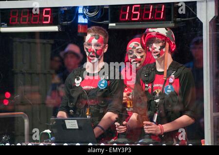 St Louis, USA. Apr 23, 2015. Les concurrents participent à la finale du concours de robotique pour les élèves des écoles secondaires à St Louis, aux États-Unis, le 23 avril 2015. 15 000 étudiants des écoles secondaires de 608 équipes ont participé au concours, l'un des plus grands dans le monde. Equipes de la Chine à Pékin, Shanghai et Shenzhen ont lutté jusqu'au dernier concours. Crédit : Il Xianfeng/Xinhua/Alamy Live News Banque D'Images