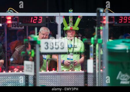 St Louis, USA. Apr 23, 2015. Les concurrents participent à la finale du concours de robotique pour les élèves des écoles secondaires à St Louis, aux États-Unis, le 23 avril 2015. 15 000 étudiants des écoles secondaires de 608 équipes ont participé au concours, l'un des plus grands dans le monde. Equipes de la Chine à Pékin, Shanghai et Shenzhen ont lutté jusqu'au dernier concours. Crédit : Il Xianfeng/Xinhua/Alamy Live News Banque D'Images