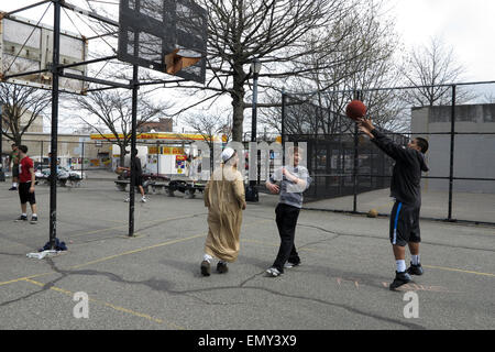 Les garçons jouer pick-up jeu de basket-ball au Kensington article de Brooklyn, NY, 2013. Banque D'Images