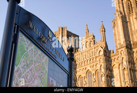 Bienvenue à Wells signe en face de la cathédrale en fin d'après-midi du soleil. Somerset, Angleterre Banque D'Images