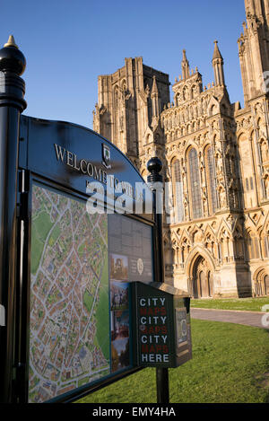 Bienvenue à Wells signe en face de la cathédrale en fin d'après-midi du soleil. Somerset, Angleterre Banque D'Images