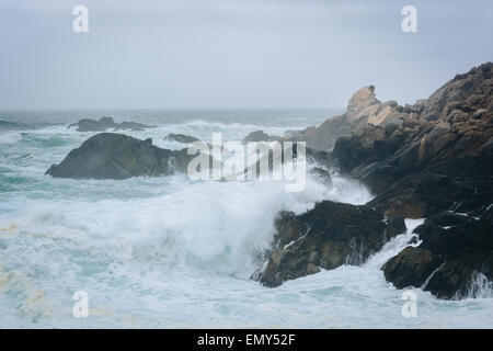Vagues se briser sur les rochers à Garrapata State Park, Californie. Banque D'Images