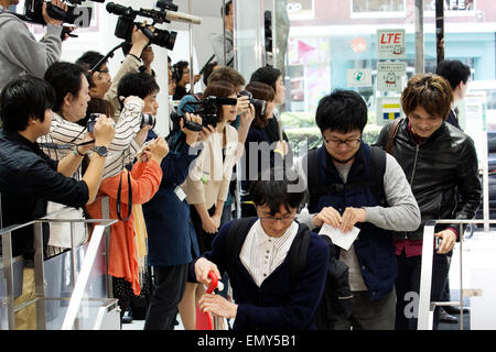 Tokyo, Japon. Apr 24, 2015. Le premier Apple regarder à l'entrée d'acheteurs Omotesando Softbank store le 24 avril 2015, Tokyo, Japon. Quelques personnes s'aligner patiemment tôt le matin avant que le magasin Softbank a ouvert ses portes dans la zone commerçante Omotesando de Shibuya. Selon le personnel de Softbank il n'y avait pas foule pour le lancement du système en raison de la pré-commande permettant aux clients de réserver à l'avance. Credit : AFLO Co.,Ltd/Alamy Live News Banque D'Images