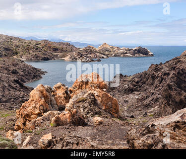 Inspiration pour Salvador Dali, une crique rocheuse du Cap de Creus, Catalogne, Espagne. Banque D'Images