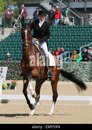 Lexington, Kentucky, USA. Apr 23, 2015. 23 avril 2015 : # 12 Haute Foxwood et Selena O'Hanlon terminer en 12e place sur le premier jour de dressage à la Rolex événement de trois jours au Kentucky Horse Park de Lexington, KY. Candice Chavez/ESW/CSM/Alamy Live News Banque D'Images