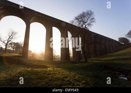 Bradford, West Yorkshire, Royaume-Uni. Apr 23, 2015. Le soleil se lever derrière Thornton Viaduc, au moment où le sort de printemps chaud temps persiste. Thornton viaduc a été construit dans les années 1870 dans le cadre de la ligne de chemin de fer entre Bradford Halifax et Keighley. Credit : West Yorkshire Images/Alamy Live News Banque D'Images