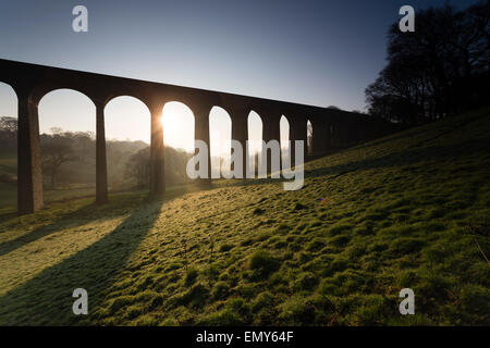 Bradford, West Yorkshire, Royaume-Uni. Apr 23, 2015. Le soleil se lever derrière Thornton Viaduc, au moment où le sort de printemps chaud temps persiste. Thornton viaduc a été construit dans les années 1870 dans le cadre de la ligne de chemin de fer entre Bradford Halifax et Keighley. Credit : West Yorkshire Images/Alamy Live News Banque D'Images