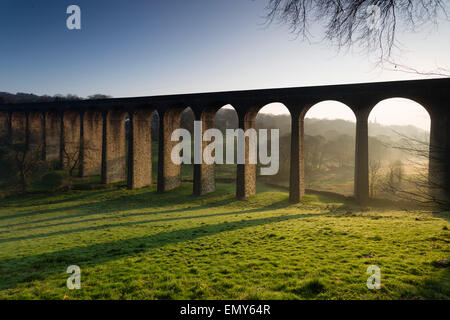 Bradford, West Yorkshire, Royaume-Uni. Apr 23, 2015. Le soleil se lever derrière Thornton Viaduc, au moment où le sort de printemps chaud temps persiste. Thornton viaduc a été construit dans les années 1870 dans le cadre de la ligne de chemin de fer entre Bradford Halifax et Keighley. Credit : West Yorkshire Images/Alamy Live News Banque D'Images