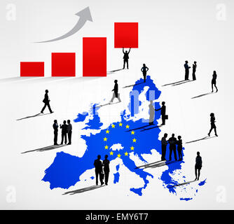 Silhouettes de gens d'affaires sur une cartographie de bleu et de plus en plus de l'UE Graphique à barre Banque D'Images