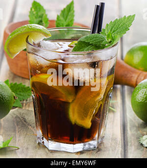 Cocktail sans alcool avec le rhum, citron vert, de menthe et de la glace. Selective focus Banque D'Images