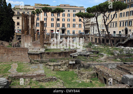 Les colonnes d'un ancien temple à Largo di Torre Argentina à Rome. Banque D'Images