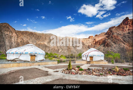 Maisons nomades Urta Auezov dans grand canyon, Kazakhstan Banque D'Images