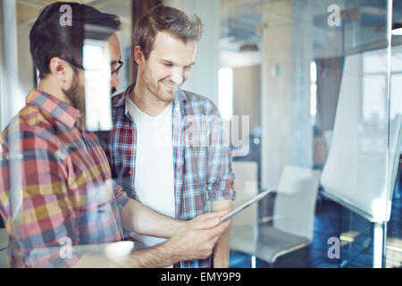 Deux hommes d'interaction at meeting in office Banque D'Images