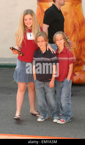 PIX FICHIER : Los Angeles, Californie, USA. 6 juin, 2004. MADYLIN SWEETEN ET SES FRÈRES SAWYER ET SULLIVAN -.GARFIELD : LE FILM - PREMIÈRE MONDIALE -.Twentieth Century Fox, ZANUCK THEATRE, LOS ANGELES, CA - 06/06/2004 -.. NINA PROMMER/ 2004.K37594Globe Crédit : NP/ZUMAPRESS.com/Alamy Photos Live News Banque D'Images