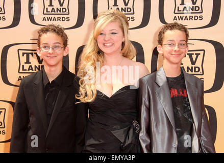 PIX : fichier, 24 avril, 2015 - Los Angeles, Californie, États-Unis - Fichier - SAWYER SWEETEN (R), l'enfant star de la série à succès, tout le monde aime Raymond, a tué lui-même. Sa famille a confirmé dans un communiqué que le 19-year-old 'a pris sa propre vie" le jeudi matin. Il est rapporté par des médias américains d'avoir tiré sur le perron de la maison familiale au Texas. Sawyer Geoffrey a joué dans la série à succès, Barone, ainsi que son frère jumeau, SULLIVAN, Michael Barone et soeur plus âgée que MADYLIN Ally Barone. Photo - Apr 17, 2010 - Culver City, Californie, États-Unis - les frères et sœurs arrivant à la TV Land Banque D'Images