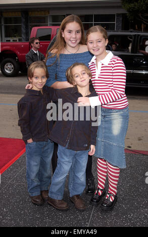 PIX FICHIER : Nov 09, 2003 ; Los Angeles, CA, USA ; Acteurs MADYLIN SWEETEN (R) avec SAWYER et SULLIVAN SWEETEN et ami à la Pemiere de 'Looney Tunes Back In Action' qui s'est tenue au Grauman's Chinese Theatre, à Hollywood. Crédit : Paul Fenton/ZUMAPRESS.com/Alamy Live News Banque D'Images