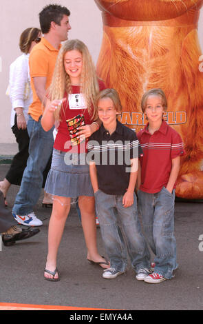 PIX FICHIER : Los Angeles, Californie, USA. 6 juin, 2004. MADYLIN SWEETEN ET SES FRÈRES SAWYER ET SULLIVAN -.GARFIELD : LE FILM - PREMIÈRE MONDIALE -.Twentieth Century Fox, ZANUCK THEATRE, LOS ANGELES, CA - 06/06/2004 -.. NINA PROMMER/ 2004.K37594Globe Crédit : NP/ZUMAPRESS.com/Alamy Photos Live News Banque D'Images