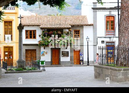 L'architecture typique des maisons avec des balcons décorés de fleurs à Teror, Gran Canaria, Espagne. Banque D'Images