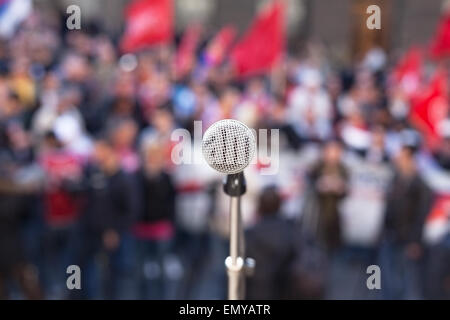 Microphone dans l'accent contre public trouble Banque D'Images