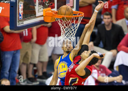 New Orleans, LA, USA. Apr 23, 2015. New Orleans Pelicans Anthony Davis (23) tente de bloquer le tir de Golden State Warriors guard Shaun Livingston (34) pendant le jeu entre les Golden State Warriors et les New Orleans Pelicans au Smoothie King Center de New Orleans, LA. Stephen Lew/CSM/Alamy Live News Banque D'Images