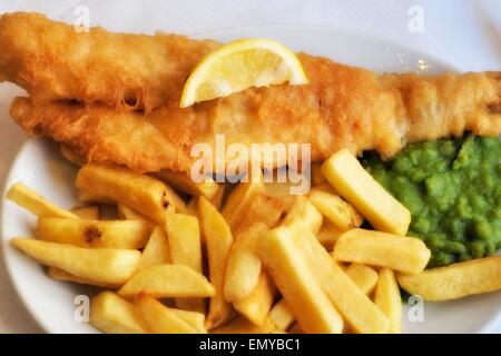 Un plat de morue, chips et petits pois England UK Banque D'Images