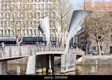 Au coucher du soleil. Détail de Pero's Bridge. Le nom d'un esclave, ce pont basculant pour piétons s'étend sur St Augustine's Reach à Bristol Banque D'Images